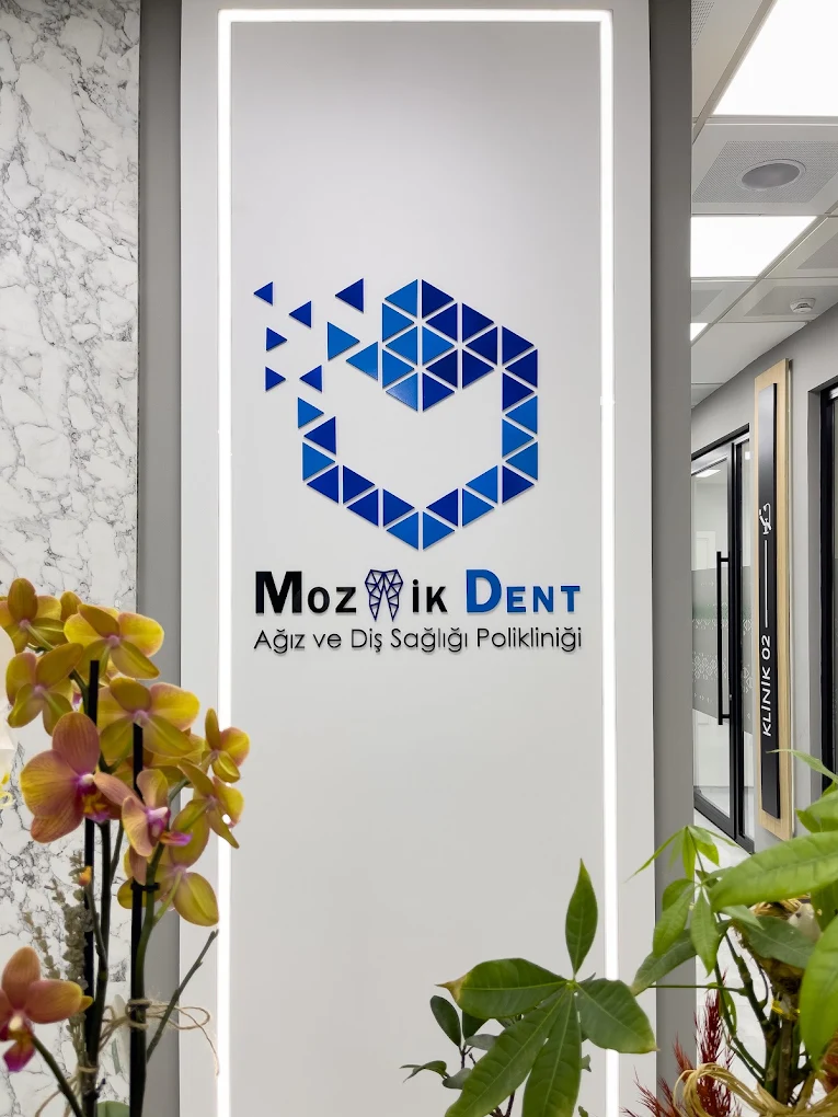 Klinik içindeki Mozaikdent logosu